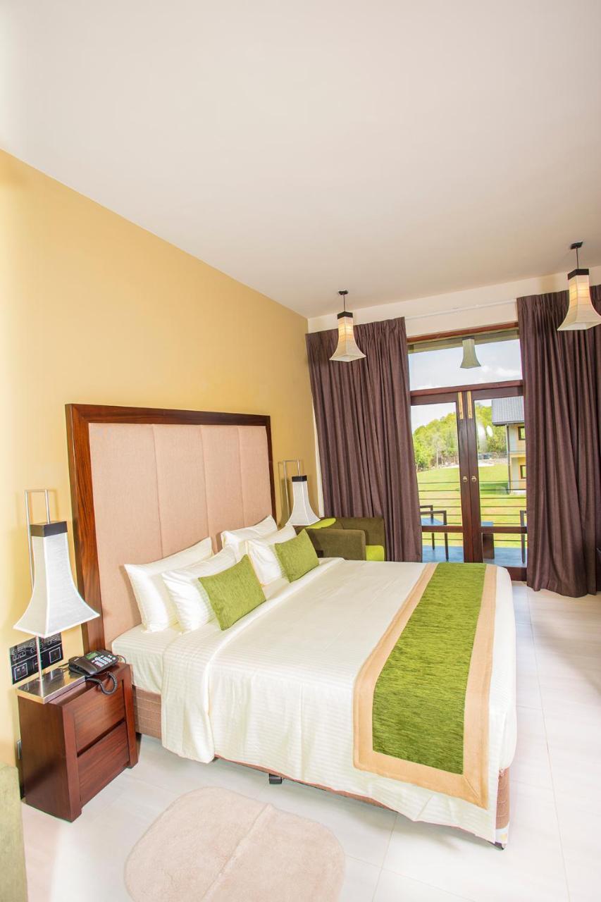 Amora Lagoon Hotel Katunayaka Eksteriør bilde
