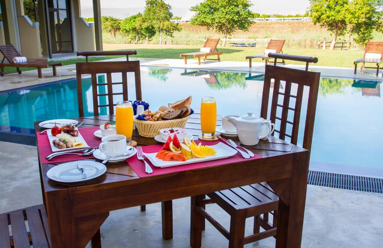 Amora Lagoon Hotel Katunayaka Eksteriør bilde