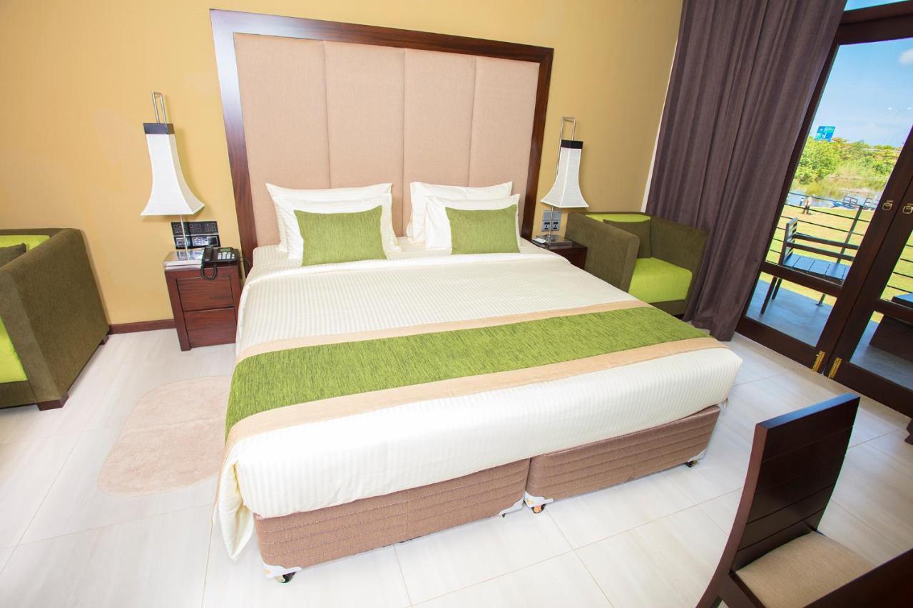 Amora Lagoon Hotel Katunayaka Eksteriør bilde