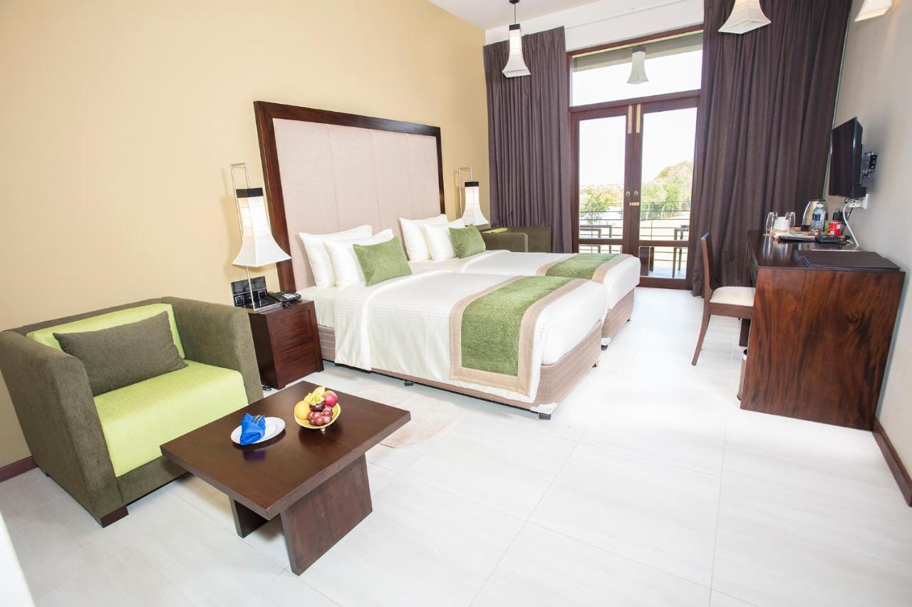 Amora Lagoon Hotel Katunayaka Eksteriør bilde