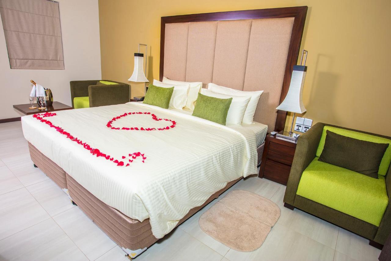 Amora Lagoon Hotel Katunayaka Eksteriør bilde